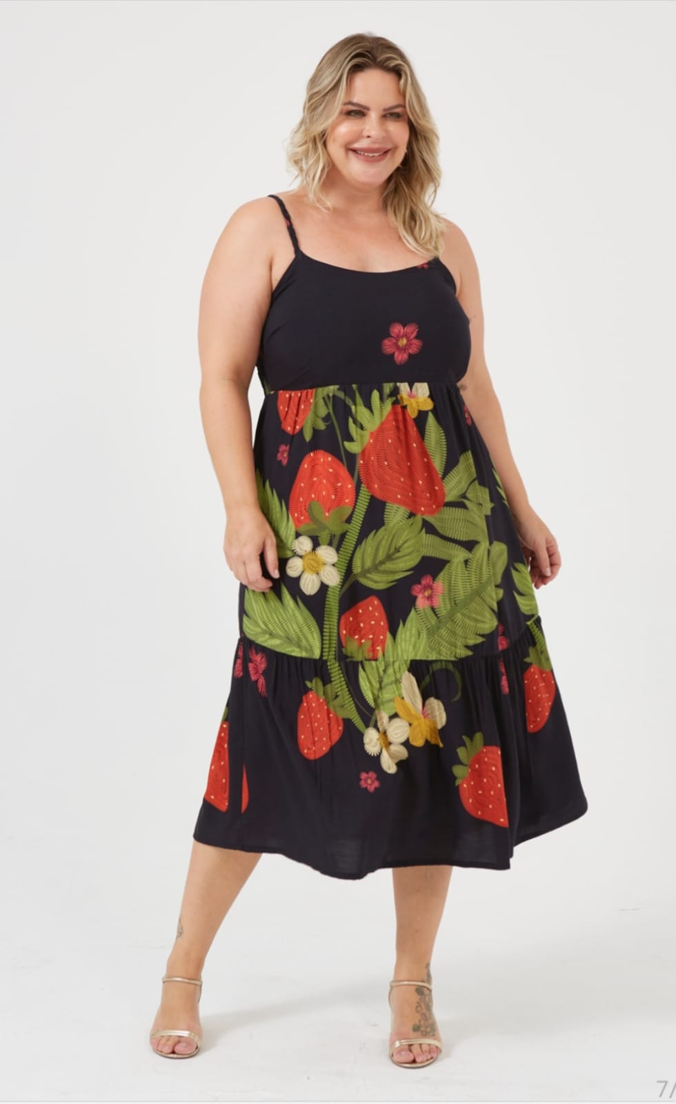 Vestido preto estampado com morangos de alças - 48
