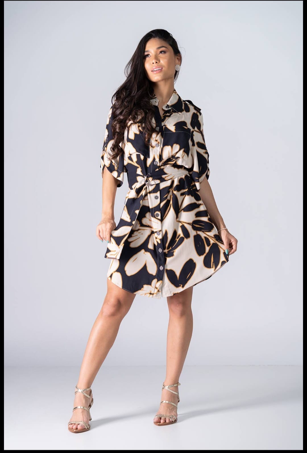Vestido chemise estampado curto em tons de marrom - P