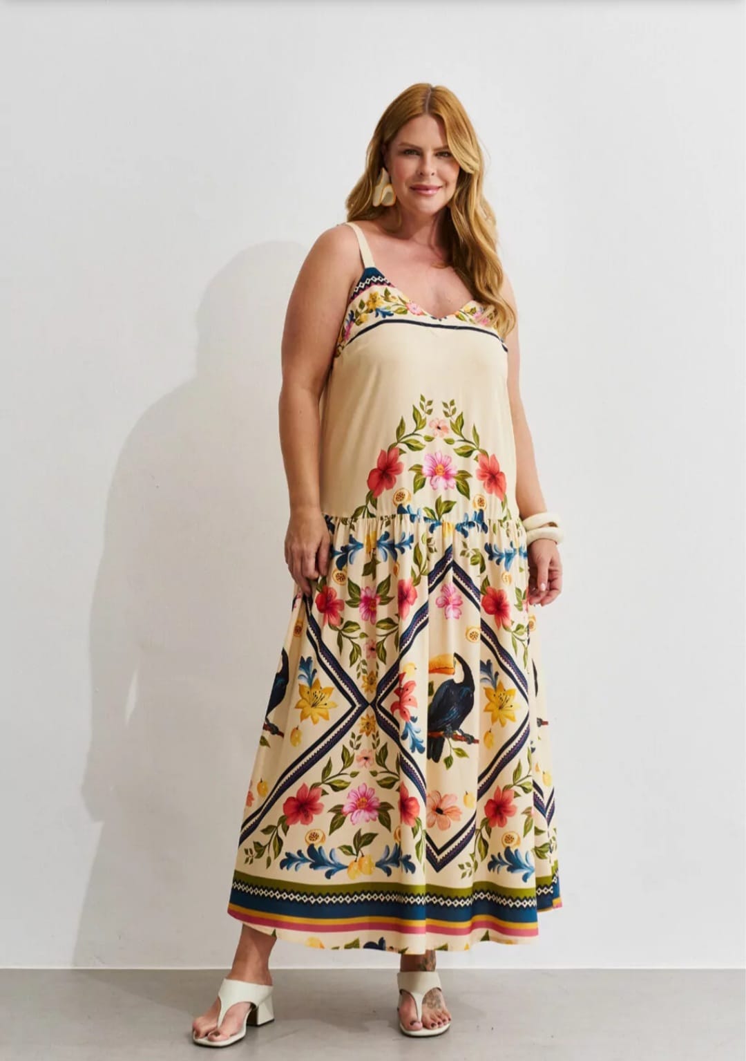 Vestido amarelo estampado cintura baixa