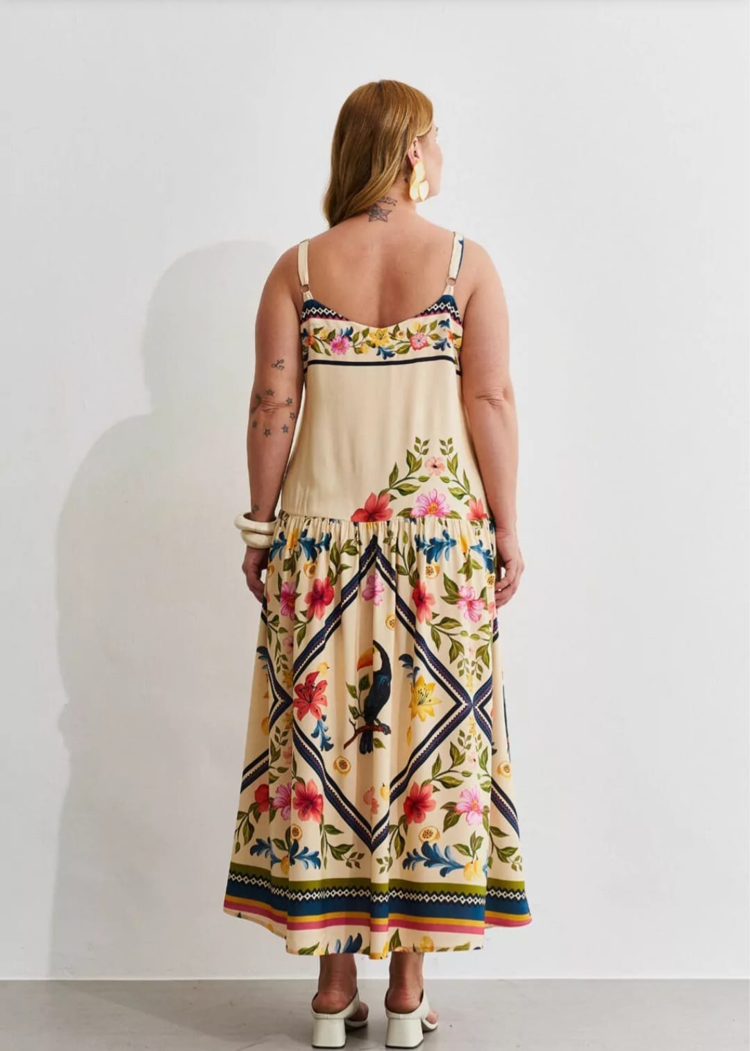Vestido amarelo estampado cintura baixa