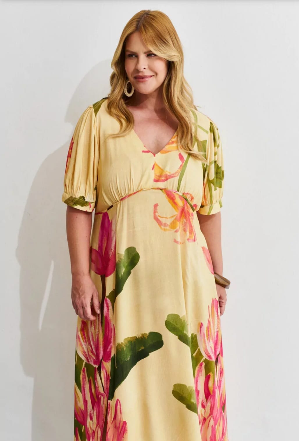 Vestido amarelo com mangas