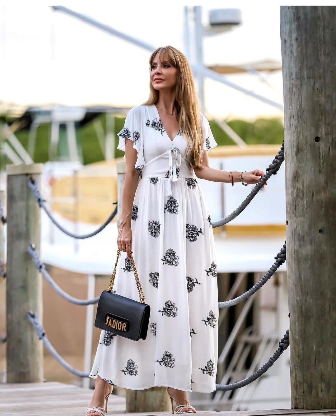 Vestido branco bordado em preo