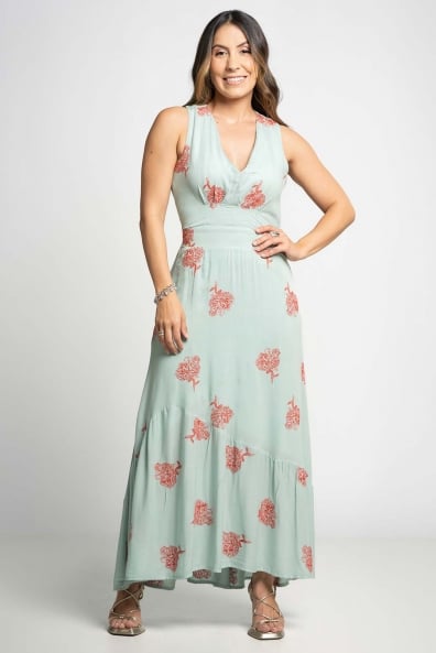 Vestido longo azul bordado em vermelho