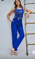 Conjunto de calça e cropped azul em alfaiataria