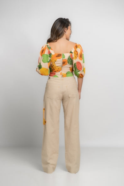 Conjunto de calça em linho bege com aplicação de estampa e cropped estampado