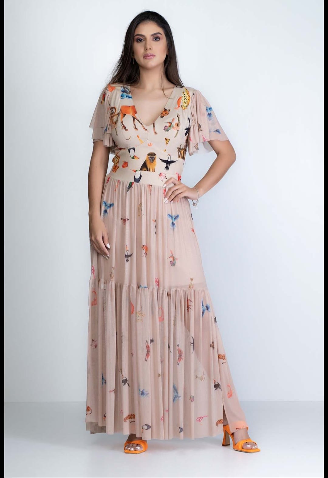 Vestido estampado com motivos da fauna brasileira - P