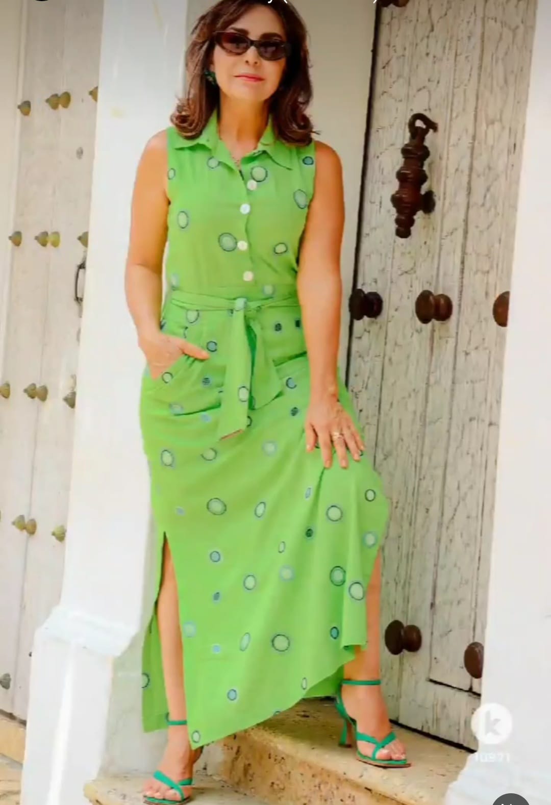 Vestido em linho verde com bordados em círculo - G