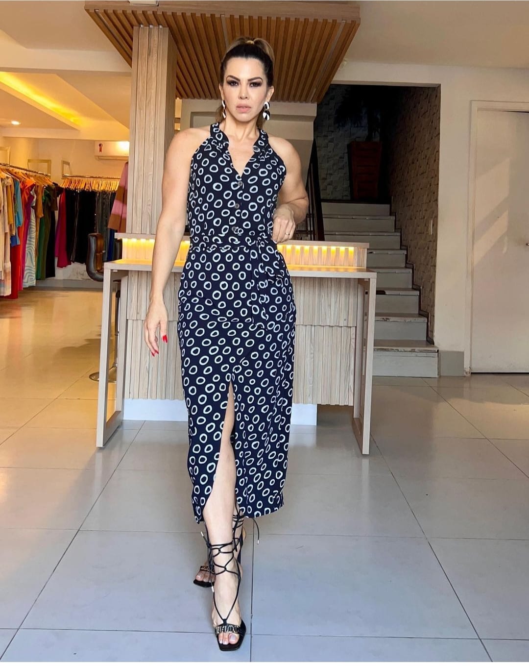 Vestido preto com círculos branco - M