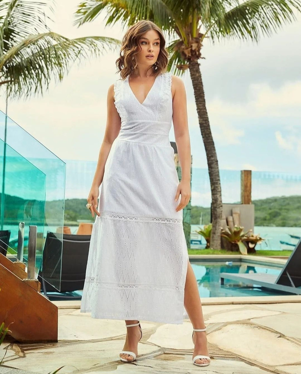Vestido em laise branco sem mangas