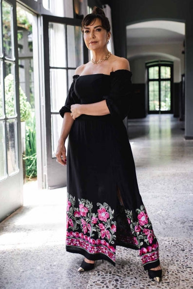 Vestido preto com bordados florais - G