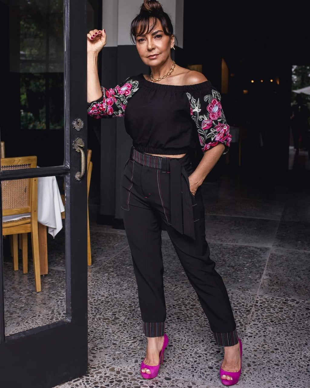 Conjunto de calça e blusa preta com bordados - M