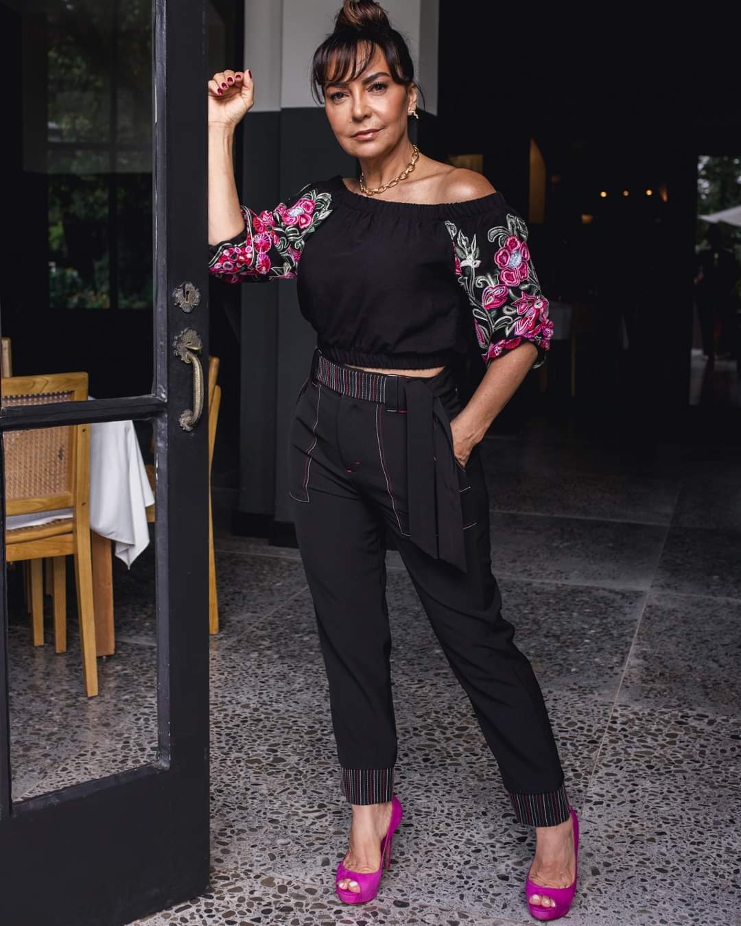 Conjunto de calça e blusa preta com bordados - M