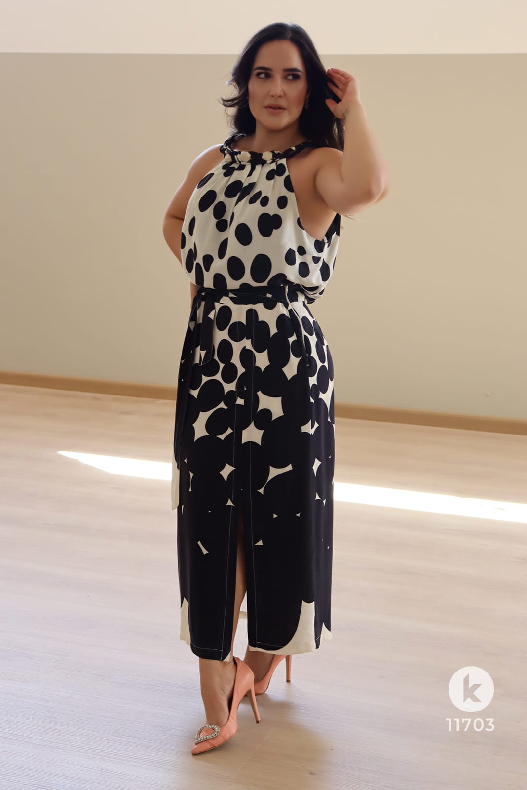 Conjunto de saia midi e blusa com estampa de poás