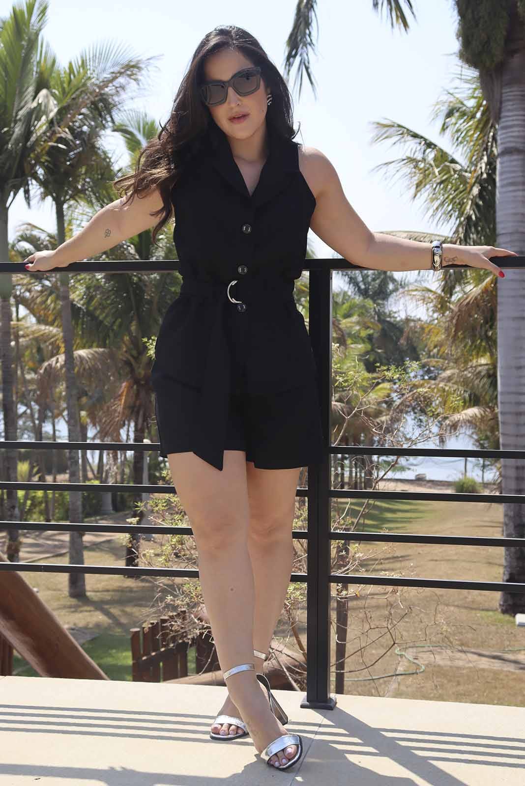 Conjunto de bermuda e colete em alfaiataria na cor preta - G