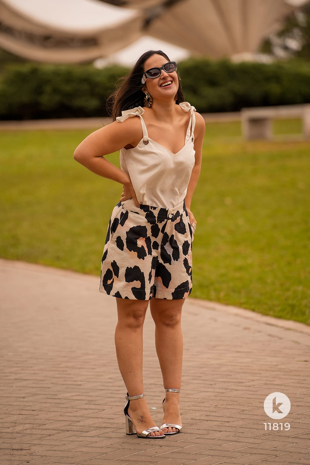 Conjunto de bermuda de onça estilizada e blusa bege - P