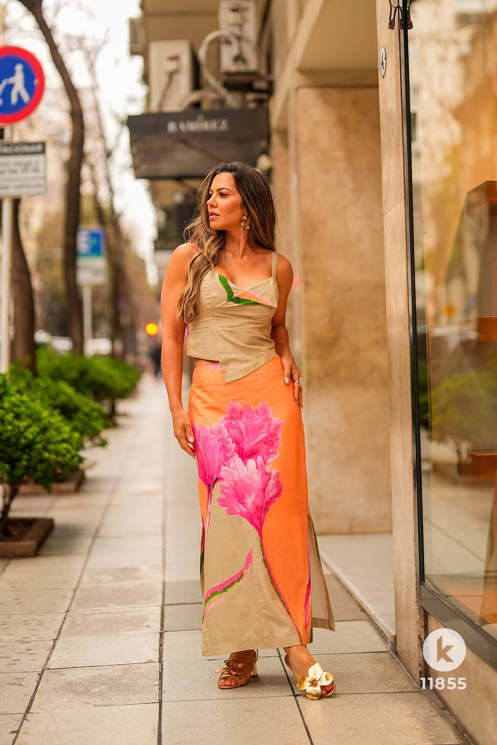 Conjunto de saia lápis estampada laranja e rosa e cropped