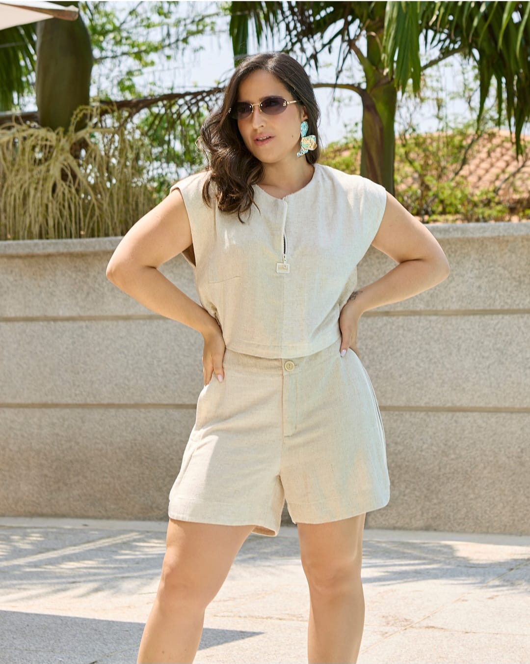 Conjunto de bermuda e blusa bege com faixa com leve brilho