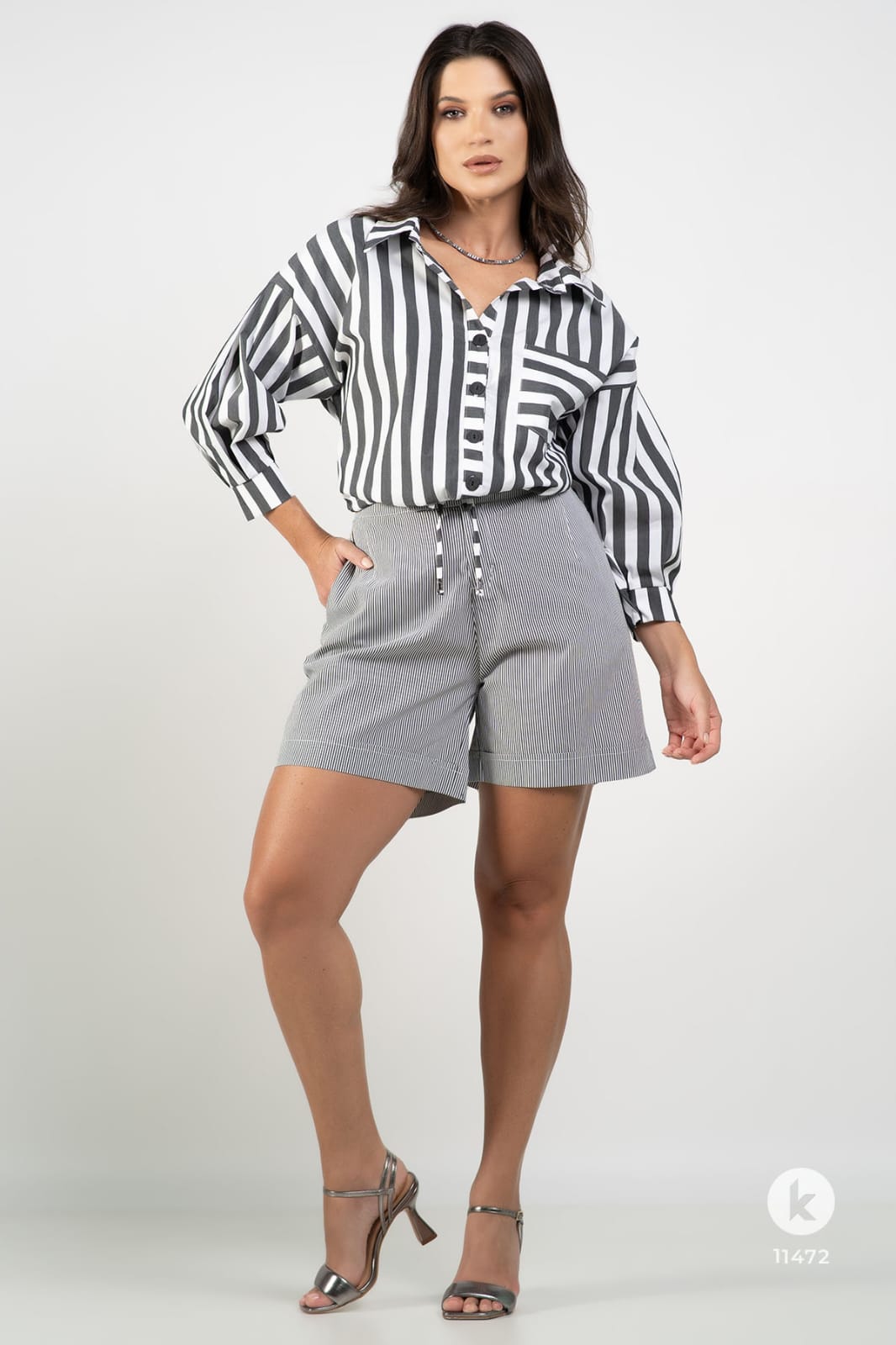 Conjunto de bermuda e blusa listrada de cinza