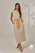Vestido bege claro com cinto bege escuro