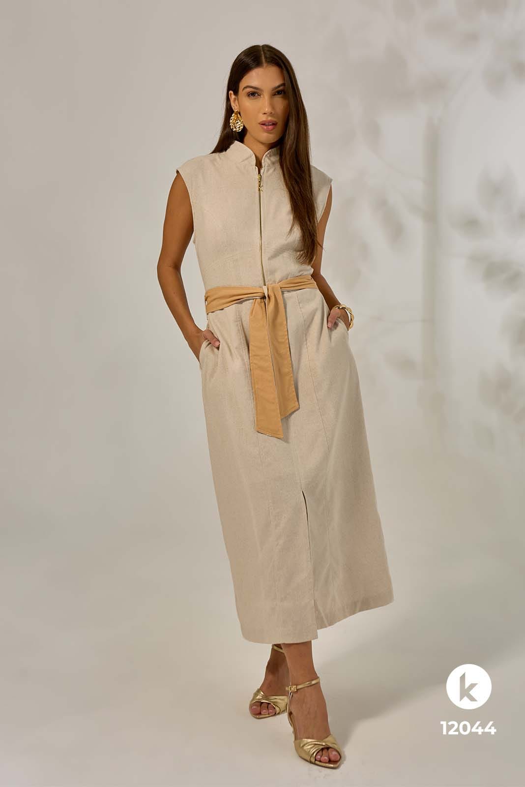 Vestido bege claro com cinto bege escuro