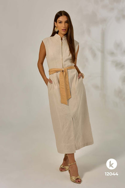 Vestido bege claro com cinto bege escuro