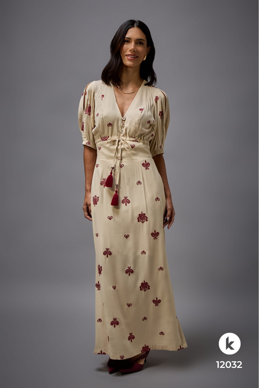 Vestido bege de manga bordado