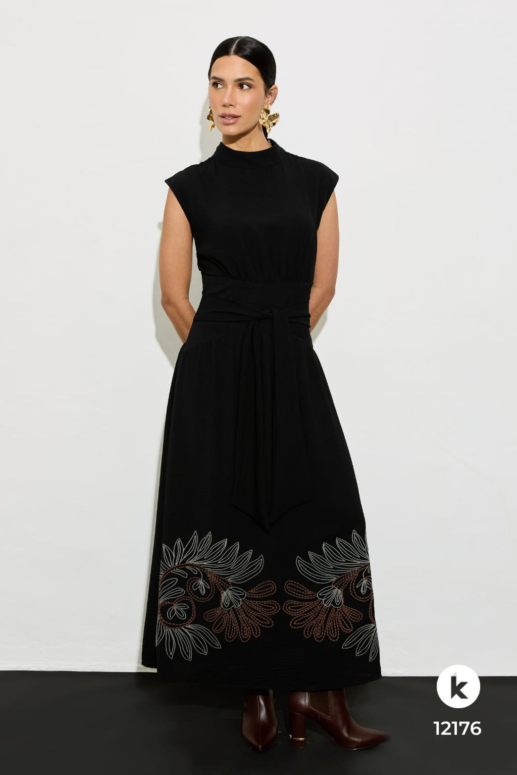 Vestido preto com bordado na barra - GG