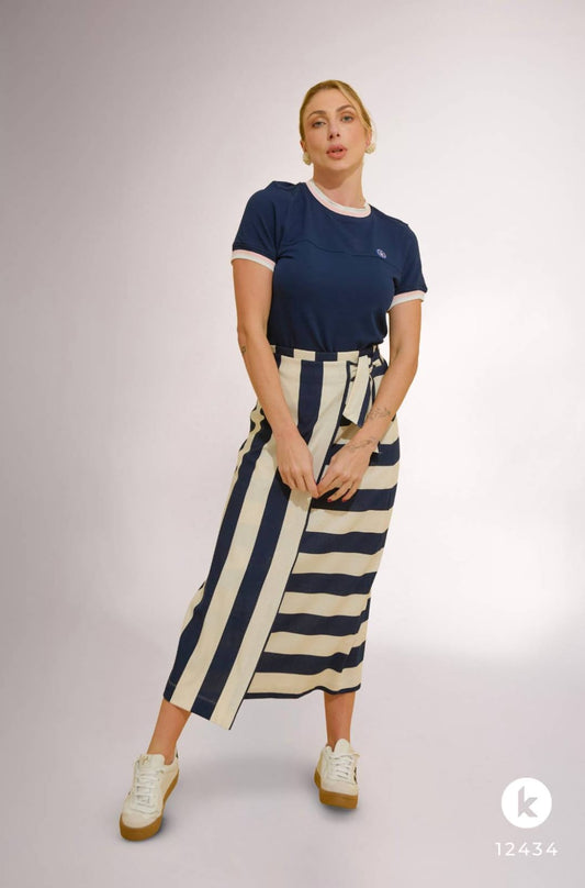 Conjunto de saia listrada e blusa em malha azul marinho
