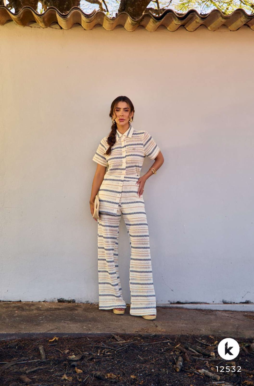 Conjunto de calça e blusa em tecido texturizado com listras