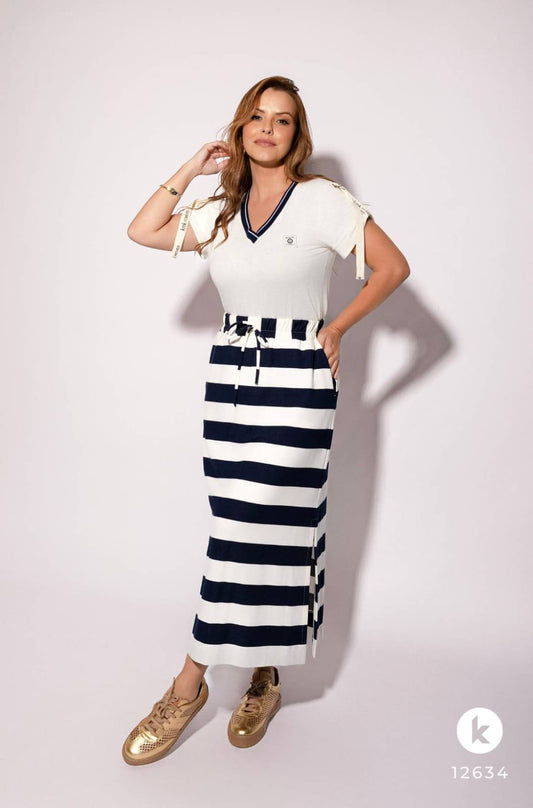Conjunto de saia listrada em azul e blusa bege em malha