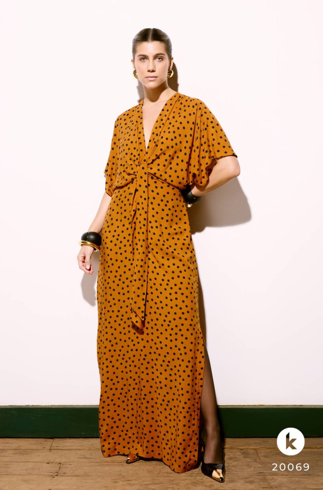 Vestido em viscose mostarda com poás azul marinho - G