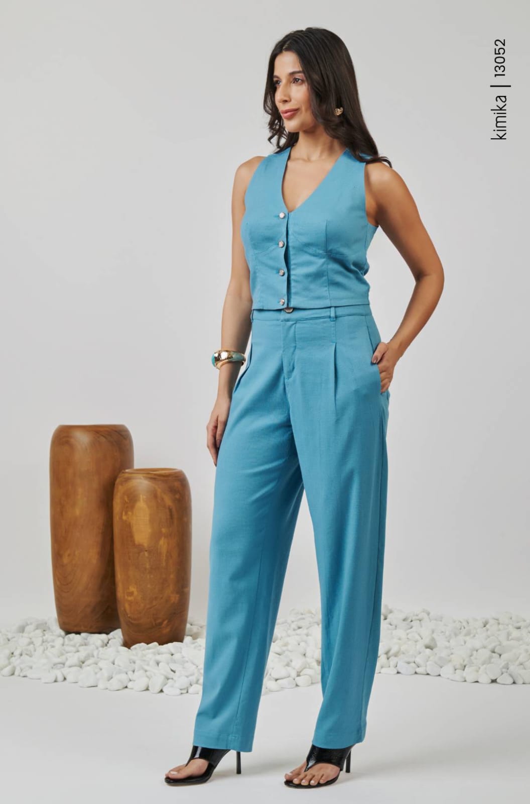Conjunto de calça e colete azul