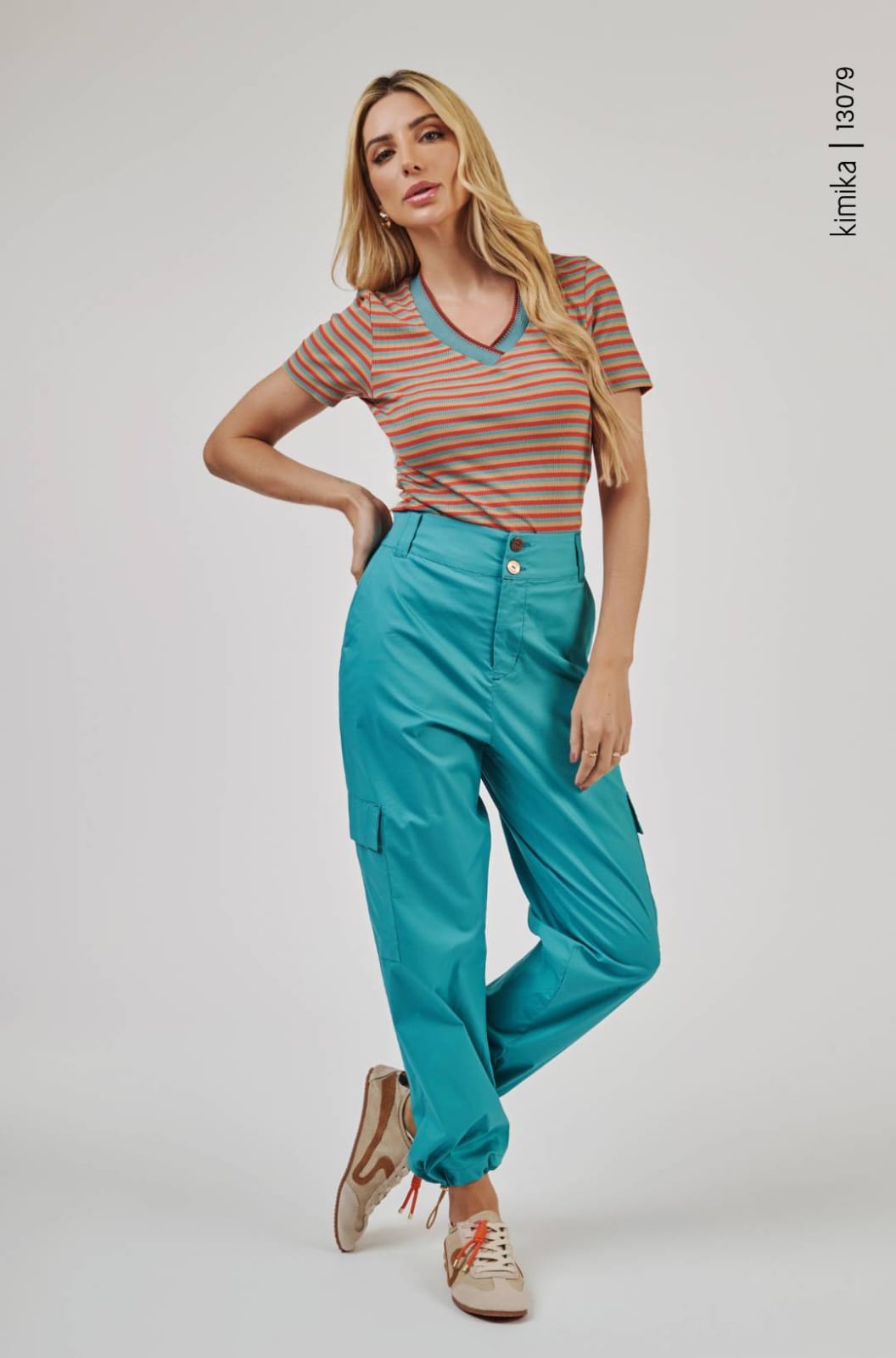 Conjunto de calça azul e blusa em malha listrada