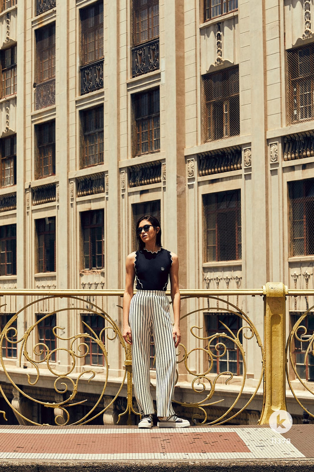 Conjunto de calça listrada e blusa preta em malha