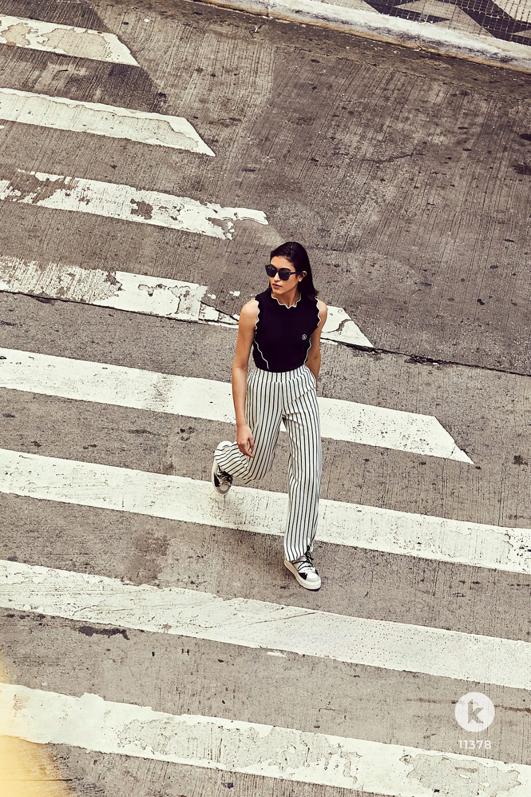 Conjunto de calça listrada e blusa preta em malha