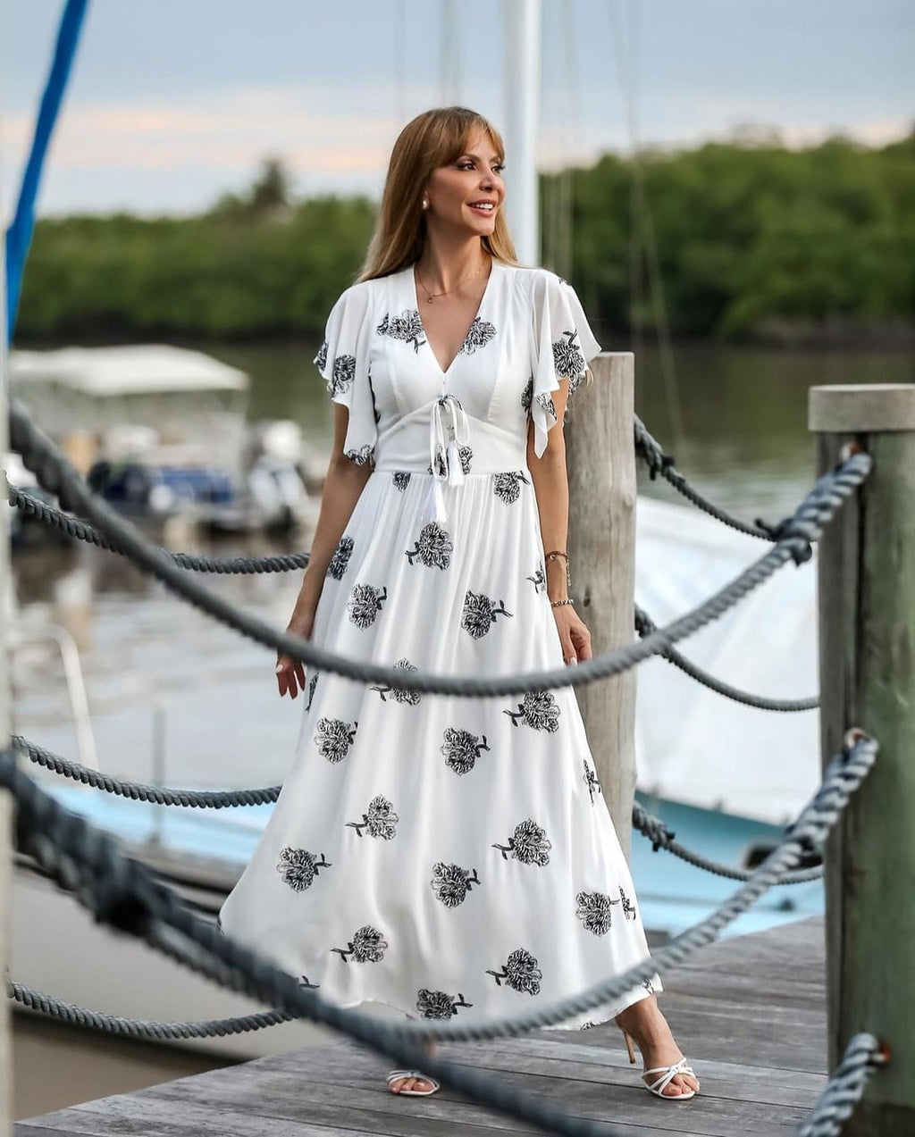 Vestido branco bordado em preo