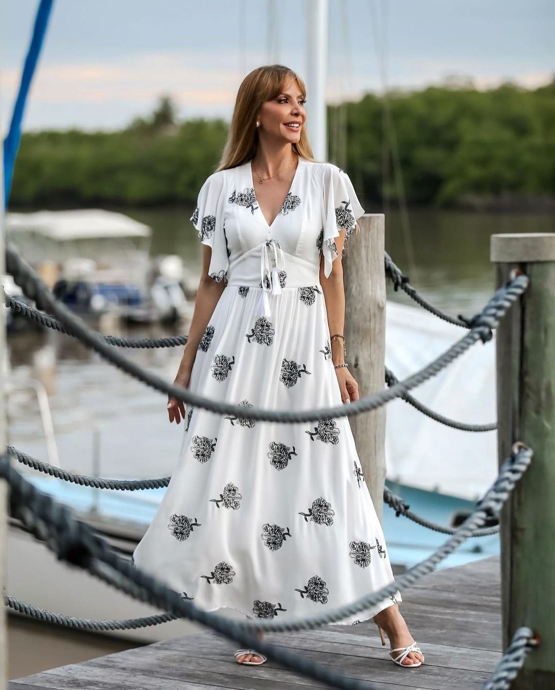 Vestido branco bordado em preo