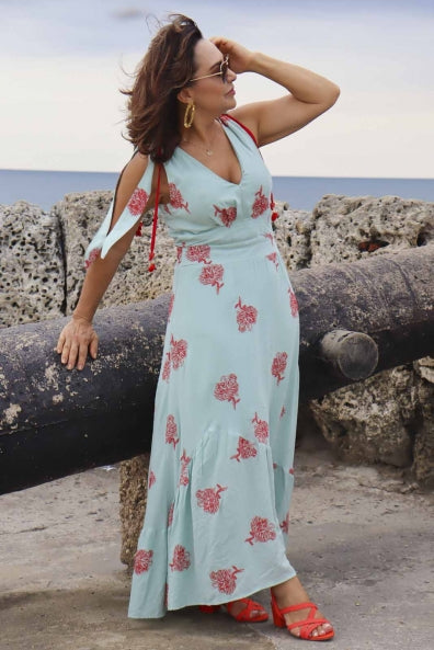 Vestido longo azul bordado em vermelho