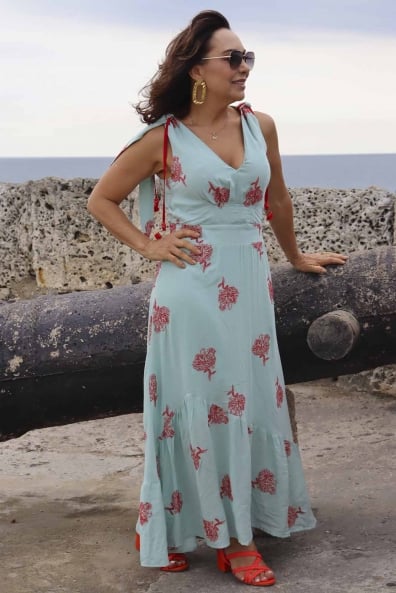 Vestido longo azul bordado em vermelho