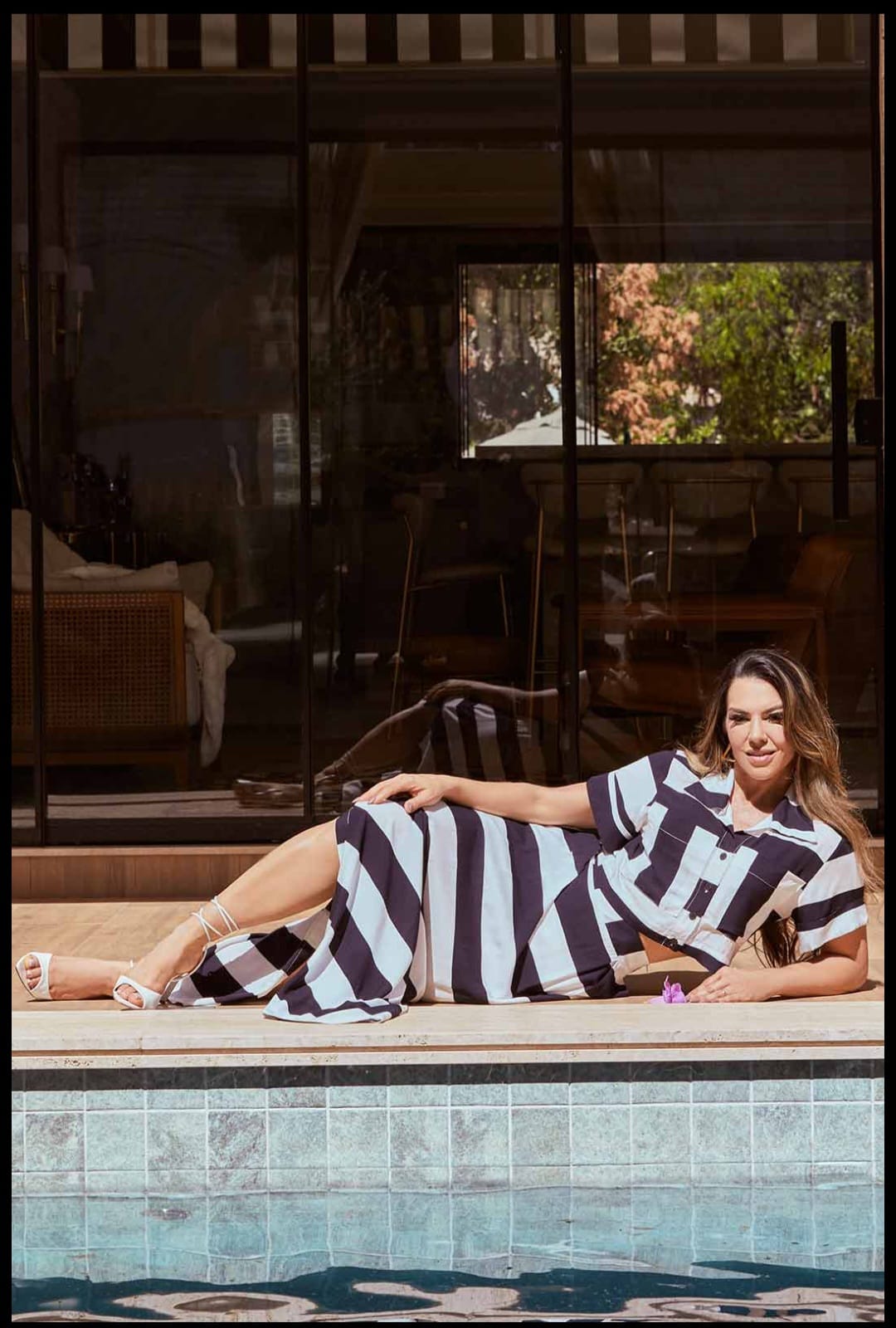 Conjunto de saia e cropped com mangas em viscose listrada