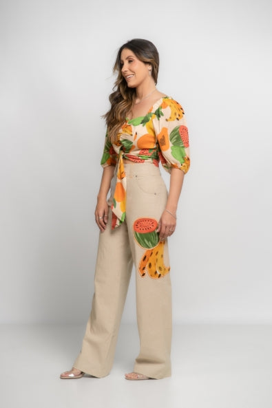 Conjunto de calça em linho bege com aplicação de estampa e cropped estampado