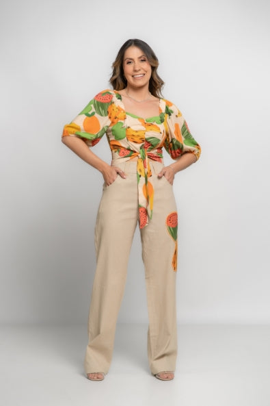 Conjunto de calça em linho bege com aplicação de estampa e cropped estampado