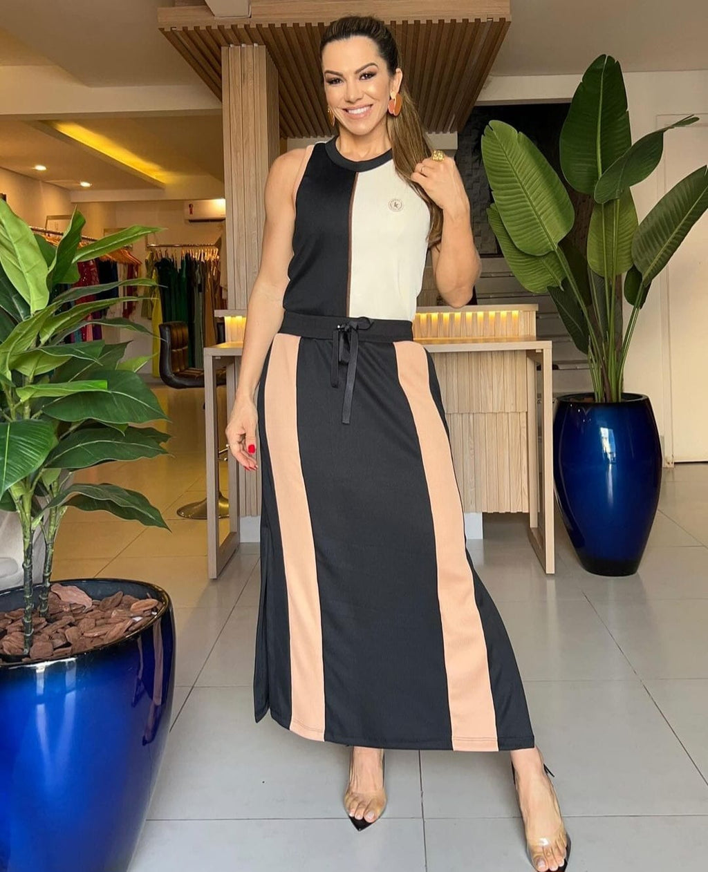 Conjunto de saia e blusa listrados nos tons preto e nude - M