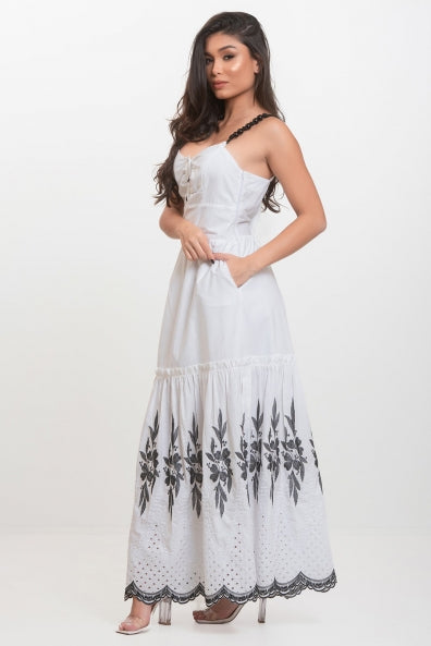 Vestido branco em laise bordado em preto