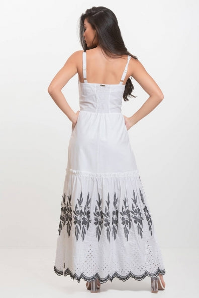Vestido branco em laise bordado em preto