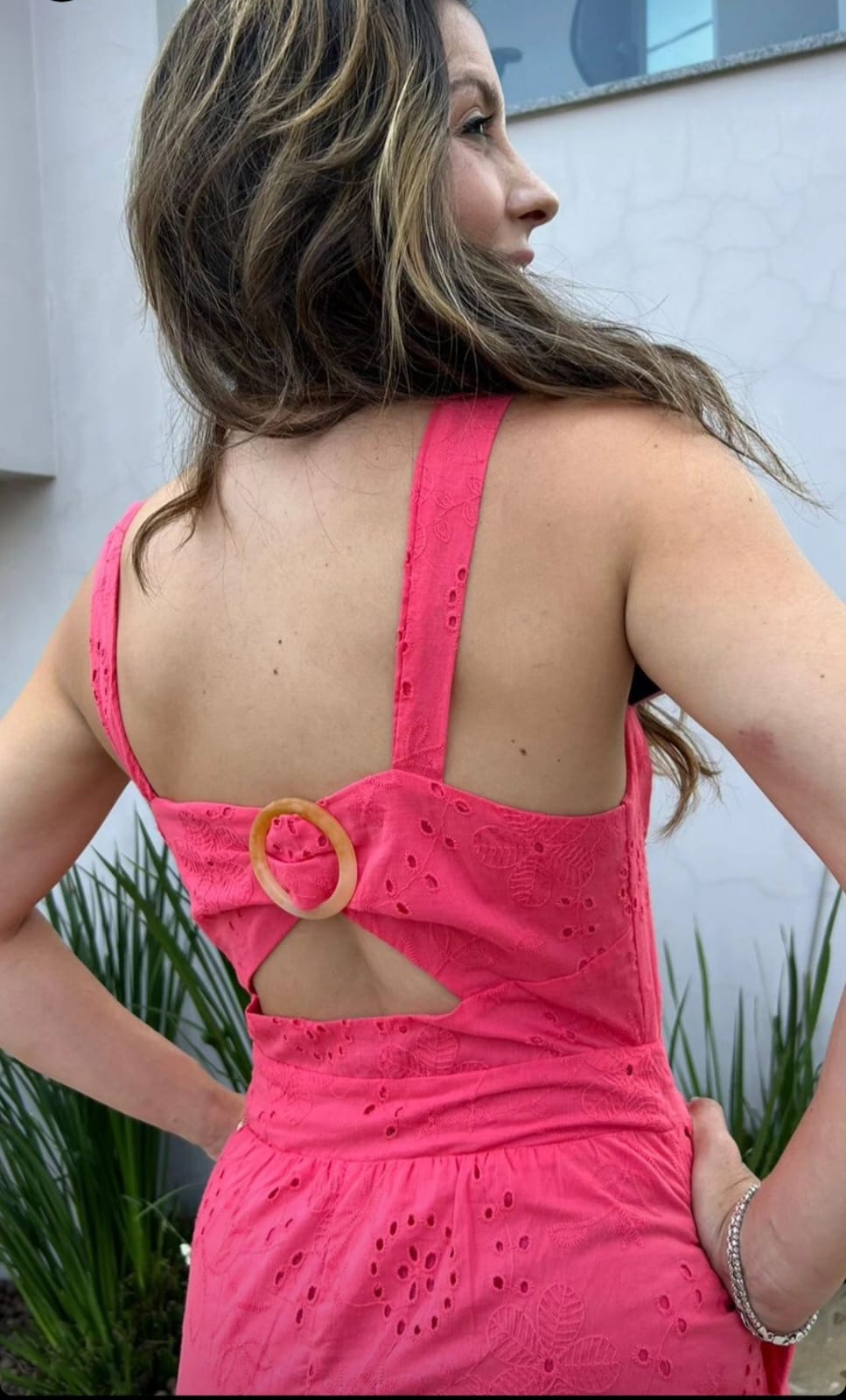 Vestido midi em laise coral com fivela nas costas - G