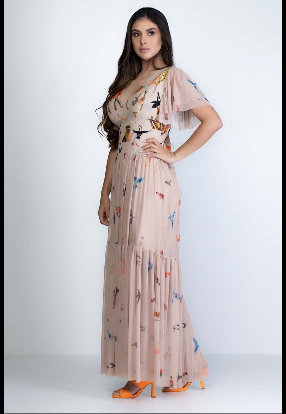 Vestido estampado com motivos da fauna brasileira - P