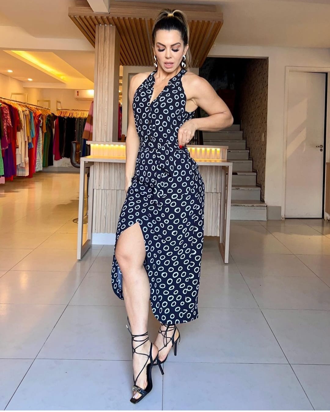 Vestido preto com círculos branco - M