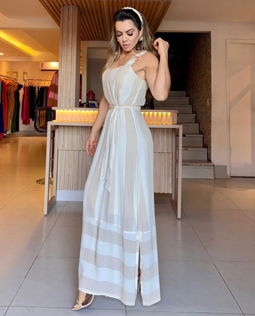 Vestido em viscose com listras em tons claros - P