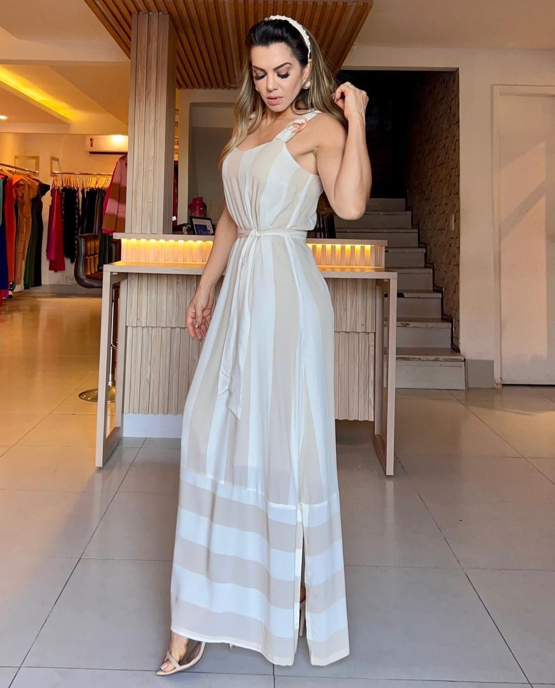 Vestido em viscose com listras em tons claros - P